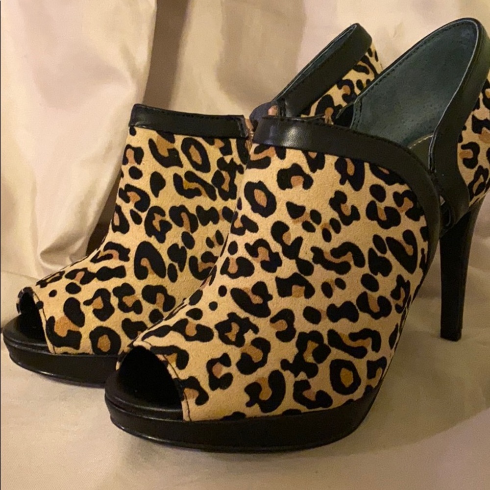 Peep toe pumps